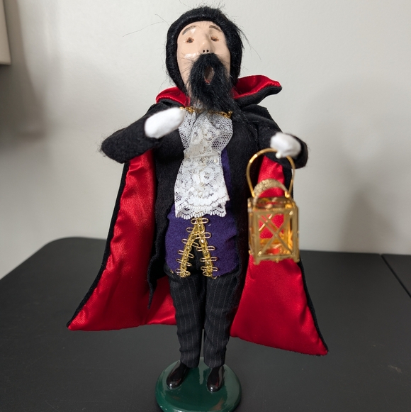 buyers' choice Other - Buyers' Choice Count Dracula Caroler Figurine With Lantern